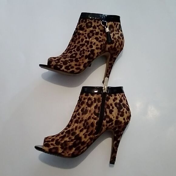 VINCE CAMUTO VC-KEVIA LEATHER PEEP-TOE ANIMAL PRINT HEELS WOMEN BOOTS SIZE 6M - Picture 1 of 8